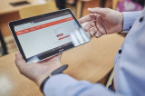 Un prim lot de 500 de tablete conectate la internet, vor ajunge în comunitățile dezavantajate pentru continuarea cursurilor școlare online
