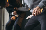 Un tânăr de 19 ani, extrem de violent, a fost arestat după ce a tras cu un pistol, a amenințat cu un cuțit și a smuls cerceii unei femei din urechi Un tânăr de 19 ani, extrem de violent, a fost arestat după ce a tras cu un pistol, a amenințat cu un cuțit și a smuls cerceii unei femei din urechi