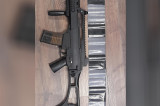 O armă de tip airsoft confiscată de poliţiştii tulceni