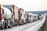 Cozi uriașe de tiruri și camioane la granița Poloniei cu Ucraina după interzicerea importurilor de cereale și alte produse alimentare