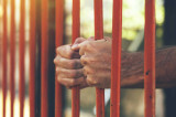 Percheziții în trei penitenciare pentru de trafic de droguri. Cum ajungeau drogurile la deţinuţi