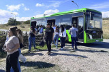 Primăria Tulcea: Tineri tulceni au ajuns la Satul pescăresc cu primul autobuz verde (electric) la o dezbatere despre mobilitatea urbană