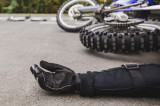 Un motociclist de 43 de ani a pierdut controlul în timp ce rula cu viteză pe A4, a intrat în parapet și a murit