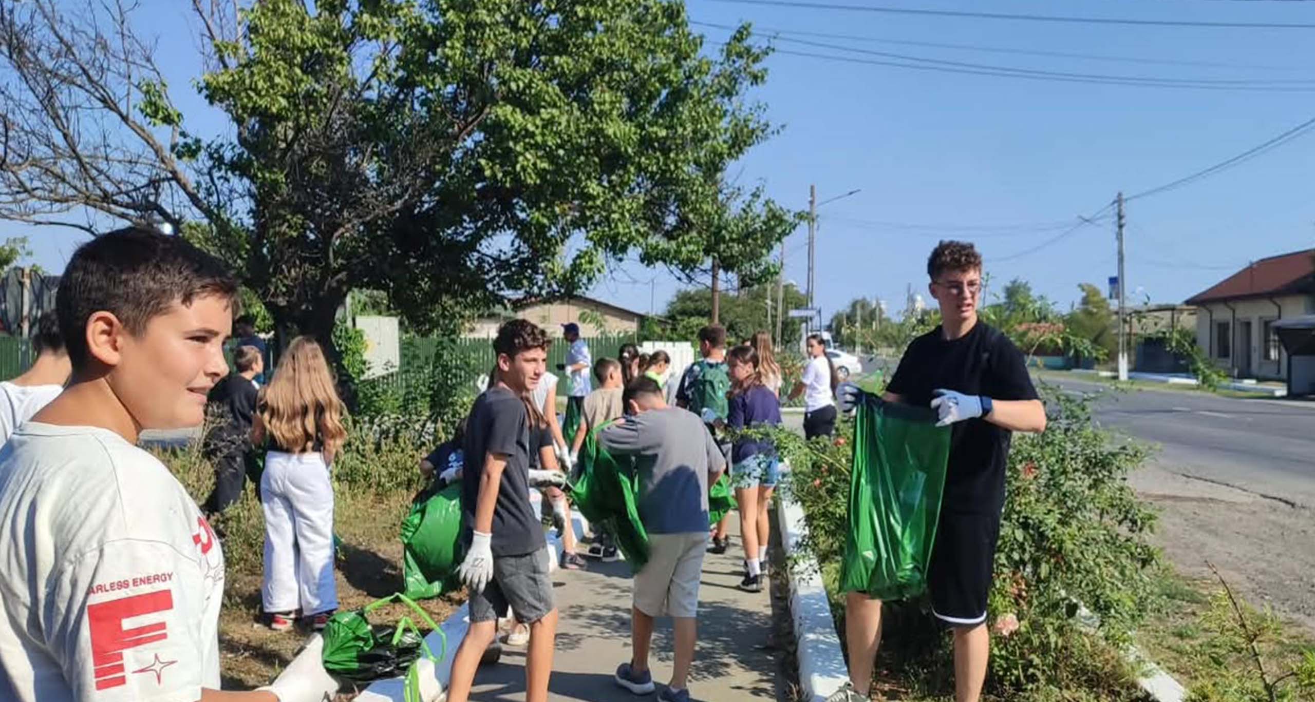 Acțiunea de ecologizare a elevilor din Mihail Kogălniceanu, exemplu de implicare și spirit civic